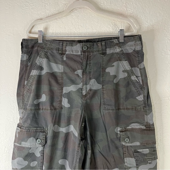 American Eagle Stretch Convertible Baggy Cargo Jogger in Camo - Picture 4 of 13